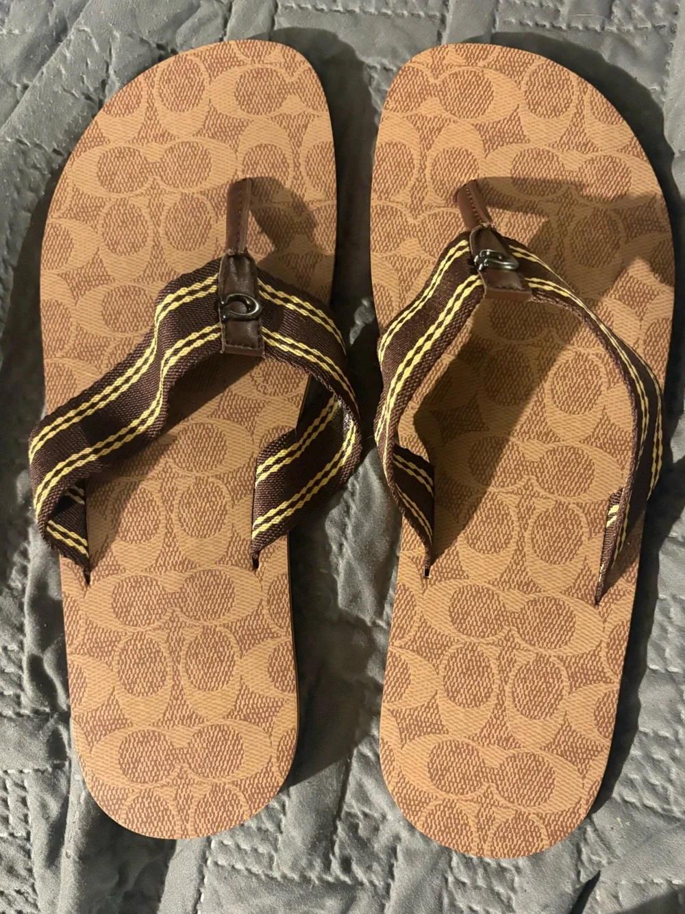 Coach Men's 8.5-9/M Webbing Flip Flop Tan Signature C8896 -  NEW, no box